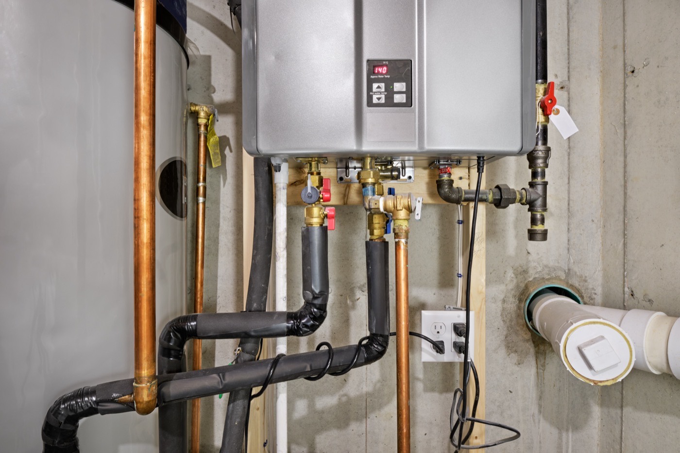 Tank vs. Tankless Water Heaters: How Inland Empire Homeowners Can Choose the Right System