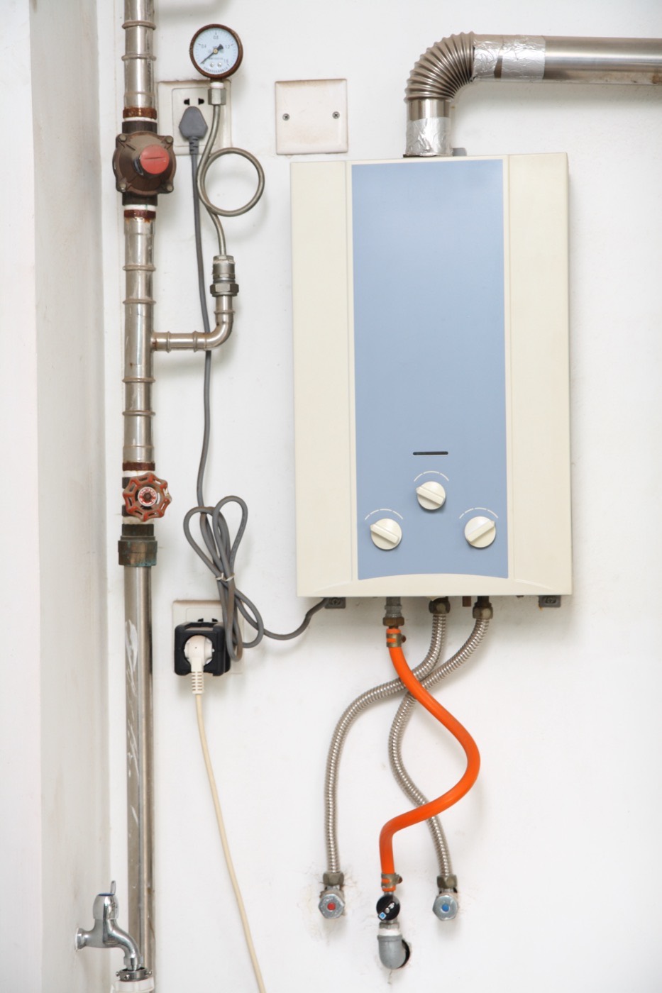 The Homeowner’s Guide to Choosing Between Tank and Tankless Water Heaters